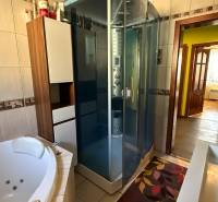 Moderný 5-izbový rodinný dom po kolaudácii 2025 | 2-generačné bývanie  - Kúpeľňa s vaňou a sprchovacím kútom v rodinnom dome.