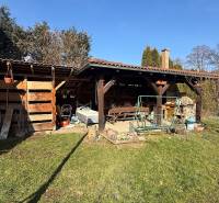 Moderný 5-izbový rodinný dom po kolaudácii 2025 | 2-generačné bývanie  - Záhrada rodinného domu v Lutile, s dreveným prístreškom a hojdačkou na pozemku.