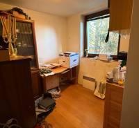 Moderný 5-izbový rodinný dom po kolaudácii 2025 | 2-generačné bývanie  - Izba v rodinnom dome so zariadením a podlahou s dreveným dekorom.