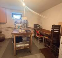 Moderný 5-izbový rodinný dom po kolaudácii 2025 | 2-generačné bývanie  - Kuchyňa v rodinnom dome s jednoduchým nábytkom a zariadením na spracovanie potravín.