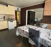 Moderný 5-izbový rodinný dom po kolaudácii 2025 | 2-generačné bývanie  - Kuchyňa v rodinnom dome s keramickým obkladom, jedálenským stolom a umývačkou.