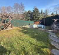 Moderný 5-izbový rodinný dom po kolaudácii 2025 | 2-generačné bývanie  - Záhrada rodinného domu v Lutile s drevinami a chodníkom v slnečnom prostredí.