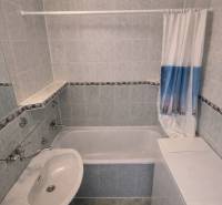 NA PRENÁJOM 1,5 IZBOVÝ, UL. MIEROVÁ - Kúpeľňa s vaňou a umývadlom v 2-izbovom byte, obkladané steny.
