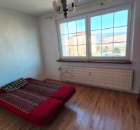 NA PRENÁJOM 1,5 IZBOVÝ, UL. MIEROVÁ - Spálňa s posteľou, skriňou a podlahou s dreveným dekorom v 2-izbovom byte.