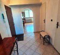 NA PRENÁJOM 1,5 IZBOVÝ, UL. MIEROVÁ - Chodba s oblúkovým prechodom v 2-izbovom byte, podlaha s dreveným dekorom, zrkadlo, lavička.