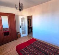 NA PRENÁJOM 1,5 IZBOVÝ, UL. MIEROVÁ - Spálňa v 2-izbovom byte s podlahou s dreveným dekorom, skriňou a posteľou.