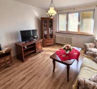 NA PRENÁJOM 1,5 IZBOVÝ, UL. MIEROVÁ - Obývačka v 2-izbovom byte s podlahou s dreveným dekorom a klasickým nábytkom.