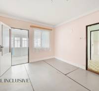 Na predaj 4-izbový rodinný dom, Topoľníky - Interiér rodinného domu s bielymi stenami a presklenými dverami bez dreveného dekoru.