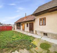 Na predaj 4-izbový rodinný dom, Topoľníky - Rodinný dom v Topoľníkoch s dvorkom, záhradou a tradičnou fasádou.