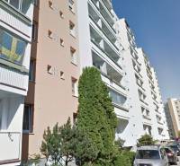 I Predaj 3i byt, Podunajské Biskupice - Bytové domy a autá na Bieloruskej ulici v Bratislave - Podunajských Biskupiciach.