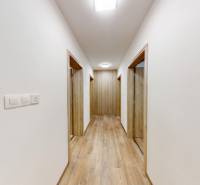 REZERVÁCIA _4-izb.rodinný dom na Okružnej ul.-Senec - Chodba s drevenou podlahou a bielymi stenami na ulici Okružná, v rodinnom dome.