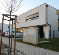 REZERVÁCIA _4-izb.rodinný dom na Okružnej ul.-Senec - Rodinný dom na ulici Okružná, moderná architektúra, príjazdová cesta a auto.