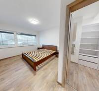 REZERVÁCIA _4-izb.rodinný dom na Okružnej ul.-Senec - Svetlá spálňa s posteľou a šatníkom, ulica Okružná, rodinný dom drevenou podlahou.