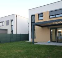 REZERVÁCIA _4-izb.rodinný dom na Okružnej ul.-Senec - Rodinný dom na ulici Okružná s terasou, plotom a zeleným trávnikom.