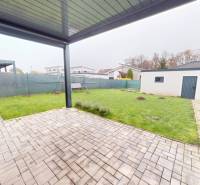 REZERVÁCIA _4-izb.rodinný dom na Okružnej ul.-Senec - Na ulici Okružná je rodinný dom so záhradou a spevnenou terasou v zadnej časti.