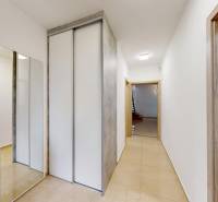 REZERVÁCIA _4-izb.rodinný dom na Okružnej ul.-Senec - Chodba s bielou skriňou a drevenými dverami v rodinnom dome na Okružnej.