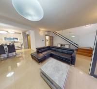 REZERVÁCIA _4-izb.rodinný dom na Okružnej ul.-Senec - Interiér obývačky rodinného domu, na ulici Okružná, s jedálňou a schodiskom.