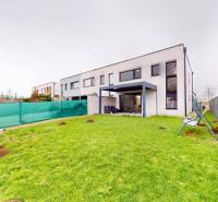 REZERVÁCIA _4-izb.rodinný dom na Okružnej ul.-Senec - Rodinný dom na ulici Okružná má záhradu, plot a modernú fasádu.