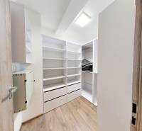 REZERVÁCIA _4-izb.rodinný dom na Okružnej ul.-Senec - Priestranný šatník s policami v dome na ulici Okružná, podlaha dreveného vzhľadu.