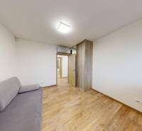 REZERVÁCIA _4-izb.rodinný dom na Okružnej ul.-Senec - Izba s drevenou podlahou, šedou pohovkou a zabudovanou skriňou v dome na ulici Okružná.