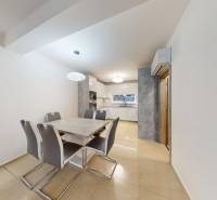 REZERVÁCIA _4-izb.rodinný dom na Okružnej ul.-Senec - Interiér jedálne v rodinnom dome na ulici Okružná, jednoduché zariadenie s klimatizáciou.