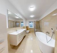 REZERVÁCIA _4-izb.rodinný dom na Okružnej ul.-Senec - Elegantná kúpeľňa s vaňou a sprchovým kútom, na ulici Okružná, rodinný dom.