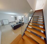 REZERVÁCIA _4-izb.rodinný dom na Okružnej ul.-Senec - V interiéri na ulici Okružná vidíme schody a priestranný rodinný dom s posedením.