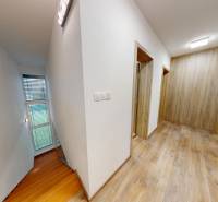 REZERVÁCIA _4-izb.rodinný dom na Okružnej ul.-Senec - Interiér chodby s drevenou podlahou v rodinnom dome na ulici Okružná.