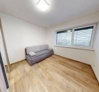 REZERVÁCIA _4-izb.rodinný dom na Okružnej ul.-Senec - Izba s pohovkou, drevenou podlahou, veľkým oknom, sa nachádza na ulici Okružná.