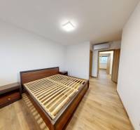 REZERVÁCIA _4-izb.rodinný dom na Okružnej ul.-Senec - Spálňa s drevenou podlahou a posteľou na ulici Okružná, pripravená na bývanie v rodinnom dome.
