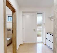 REZERVÁCIA _4-izb.rodinný dom na Okružnej ul.-Senec - Vchod do rodinného domu so svetlými interiérmi na ulici Okružná.