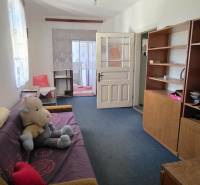 Rodinný dom v obci Pavlovce nad Uhom - Obývacia izba rodinného domu s pohovkou, policovou skriňou a hračkou na podlahe.