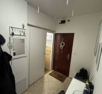 PREDAJ: 3-izbový byt 77 m², Šahy – Výborná investícia aj bývanie  - Predsieň 3-izbového bytu s vešiakmi, zrkadlom a vchodovými dverami.