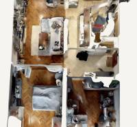 PREDAJ: 3-izbový byt 77 m², Šahy – Výborná investícia aj bývanie  - 3D pôdorys 3-izbového bytu s podlahou s dreveným dekorom a nábytkom.