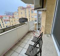 3i byt za cenu 2i bytu, Staré Mesto - Balkón na byte s dvomi stoličkami na Kýčerského ulici v Bratislave - Staré Mesto.