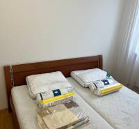 3i byt za cenu 2i bytu, Staré Mesto - Spálňa s dvojlôžkovou posteľou, podlaha s dreveným dekorom, 3-izbový byt.