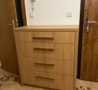 3i byt za cenu 2i bytu, Staré Mesto - Chodba v 3-izbovom byte so skrinkou a dlažbou.