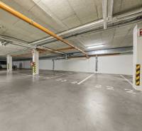 Svetlý 3-izbový byt 90 m² s terasou 18,5 m², 2 garáže, Smaragdová ul. - Podzemné parkovisko s číslovanými miestami a osvetlením v Bratislave, Jarovce na Smaragdovej ulici.