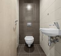 Svetlý 3-izbový byt 90 m² s terasou 18,5 m², 2 garáže, Smaragdová ul. - Toaleta so závesným WC a umývadlom v 3-izbovom byte.