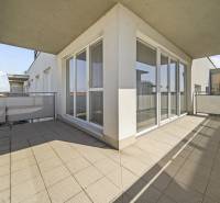 Svetlý 3-izbový byt 90 m² s terasou 18,5 m², 2 garáže, Smaragdová ul. - Balkón 3-izbového bytu na Smaragdovej ulici v Bratislave - Jarovciach s dlažbou.