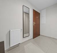 Svetlý 3-izbový byt 90 m² s terasou 18,5 m², 2 garáže, Smaragdová ul. - Predsieň 3-izbového bytu s radiatorom, zrkadlom a dlažbou.