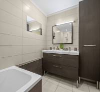 Svetlý 3-izbový byt 90 m² s terasou 18,5 m², 2 garáže, Smaragdová ul. - Kúpeľňa v 3-izbovom byte s vaňou, skrinkou a zrkadlom.