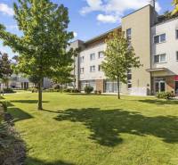 Svetlý 3-izbový byt 90 m² s terasou 18,5 m², 2 garáže, Smaragdová ul. - Zeleň a budova na Smaragdovej ulici v Bratislave - Jarovciach, ideálne pre 3-izbový byt.