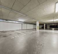 Svetlý 3-izbový byt 90 m² s terasou 18,5 m², 2 garáže, Smaragdová ul. - Podzemná garáž s parkovacími miestami na Smaragdovej ulici v Bratislave - Jarovciach.