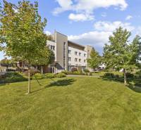 Svetlý 3-izbový byt 90 m² s terasou 18,5 m², 2 garáže, Smaragdová ul. - Zeleň a budovy na Smaragdovej ulici v Bratislave - Jarovciach, ideálne pre 3-izbový byt.