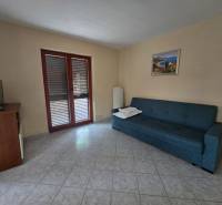 VRSI - dom s dvoma bytovými jednotkami - 250 m od mora - Obývacia izba v Zvláštnych nehnuteľnostiach s pohovkou, TV stolíkom a dlaždenou podlahou.