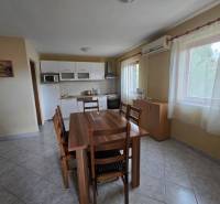 VRSI - dom s dvoma bytovými jednotkami - 250 m od mora - Jedáleň so stolom, stoličkami a kuchynskou linkou v Zvláštnych nehnuteľnostiach.