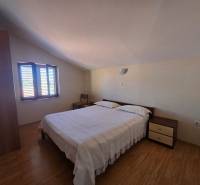 VRSI - dom s dvoma bytovými jednotkami - 250 m od mora - Spálňa so svetelnou lampou a podlahou s dreveným dekorom, súčasť Zvláštnych nehnuteľností.