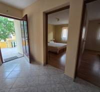 VRSI - dom s dvoma bytovými jednotkami - 250 m od mora - Interiér Zvláštnych nehnuteľností s podlahou s dreveným dekorom a keramickou dlažbou.