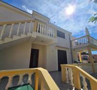 VRSI - dom s dvoma bytovými jednotkami - 250 m od mora - Dvojpodlažný dom so schodiskom a zábradlím na ulici Mulo v meste Vrsi.